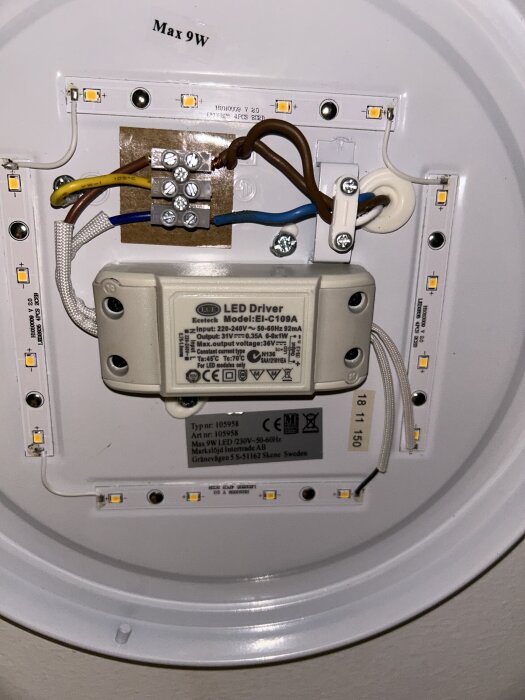 LED-badrumslampa med kablar och LED-driver, visande elektrisk koppling för omkoppling och felsökning.