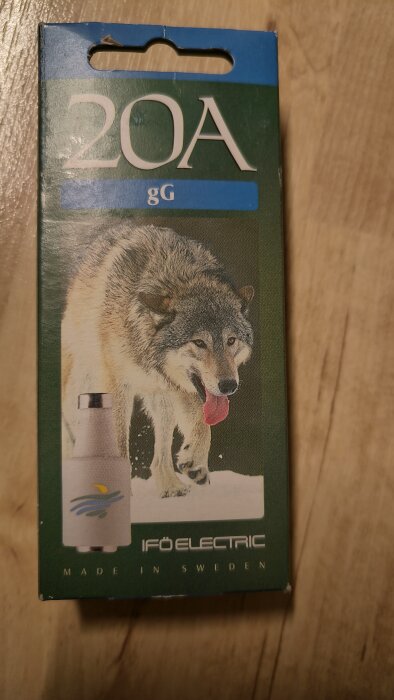 Förpackning med en 20A säkring från Ifö Electric med en bild av en grå varg framför, samt texten "Made in Sweden" och "gG".