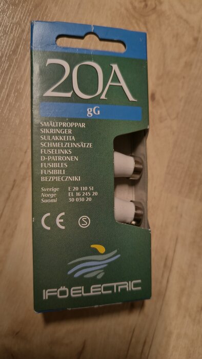 Förpackning av Ifö Electric smältproppar 20A gG, med olika språk och certifieringar tryckta på den gröna och blå kartongen.