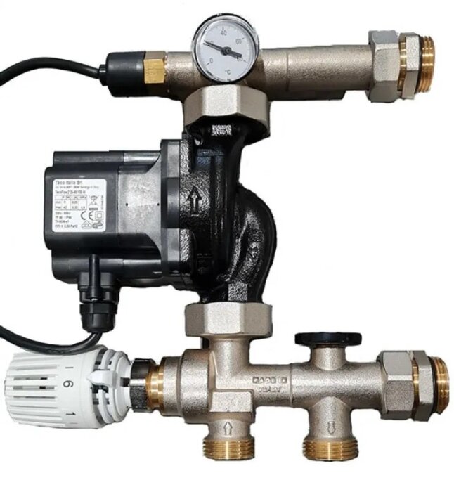 Golvvärmeshunt med termometer och termostatventil, använd för att reglera temperaturen i golvvärmesystem.