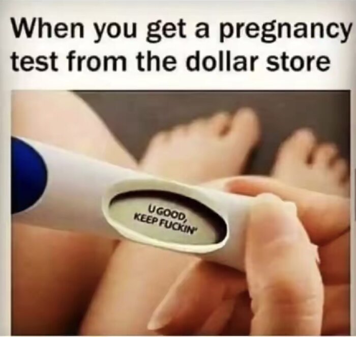 Graviditetstest från dollarbutik med humoristiskt meddelande, fötter i bakgrunden.