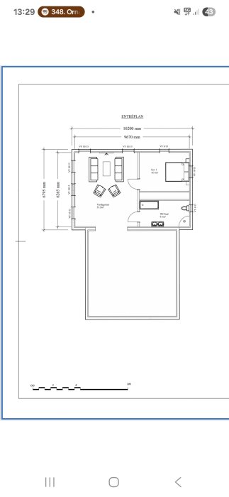 Planritning över entréplan: visar vardagsrum, sovrum och badrum med måttangivelser.