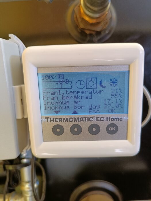 Digital termostatdisplay för Thermomatic EC Home med inställningar för inomhustemperatur och framledningstemperatur.