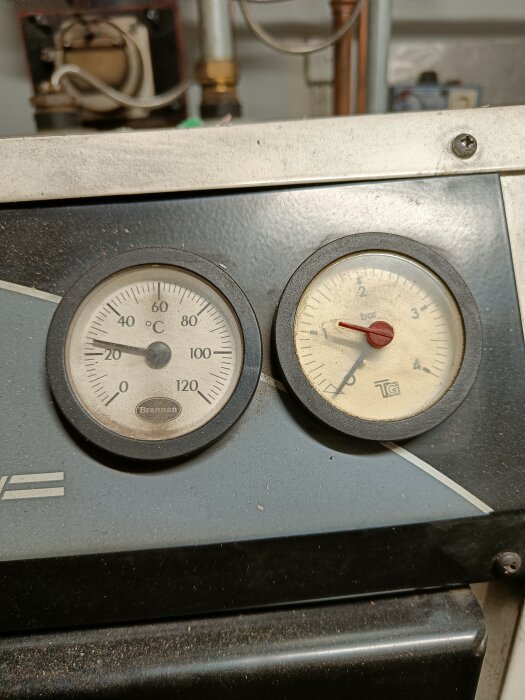 Temperaturmätare på en Vedolux 30 panna visar 80 grader och tryckmätare visar 1 bar, relaterat till uppvärmningsproblem i en villa.