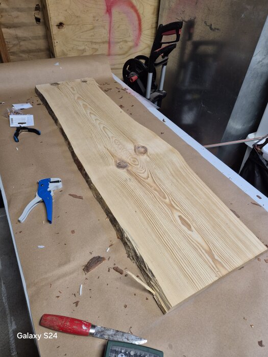 Råträbit på ett arbetsbord med verktyg runtomkring, förberedelse för DIY-taklampsprojekt.