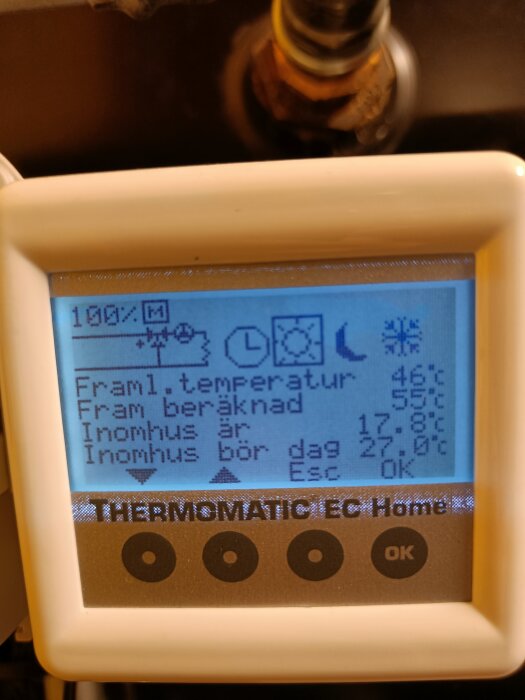 Display som visar temperaturer för ett värmesystem; "Framl. temperatur" 46°C, "Fram beräknad" 55°C, "Inomhus är" 17.8°C, "Inomhus bör dag" 27.0°C.