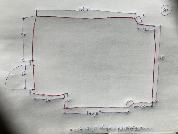 Handritad badrumsritning med mått i centimeter. Vägglängder visas, inkl. dörr på vänster sida. Notering om vägglängd på 141,5 cm högre upp.