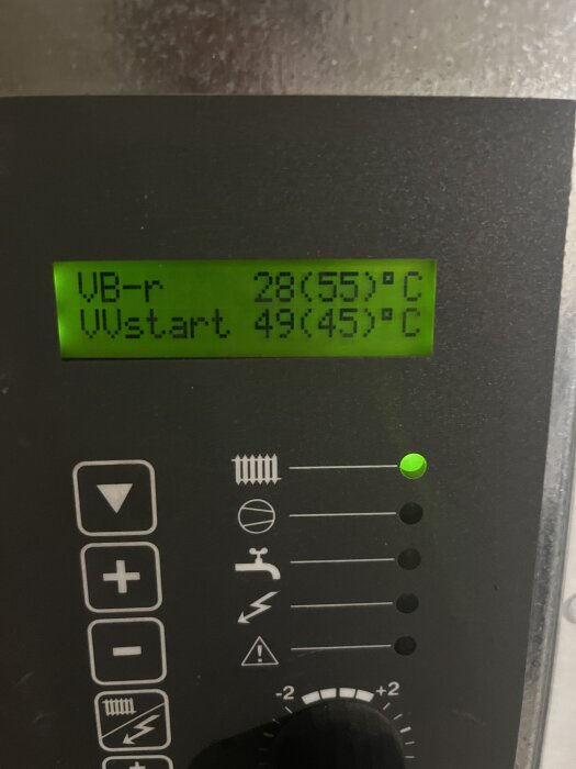 Kontrollpanel för en kompressor med temperaturer VB-r 28(55)°C och VVstart 49(45)°C visas på en skärm med grönt ljus.