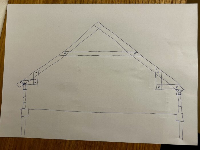 Skiss av takstolskonstruktion, handritad på vitt papper med blå penna, delar och fästen är märkta med streck och punkter.