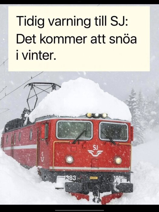 Rött SJ-tåg fast i snö längs järnvägsspår, täckt med snödrivor. Text i bilden varnar för kommande vinterväder.