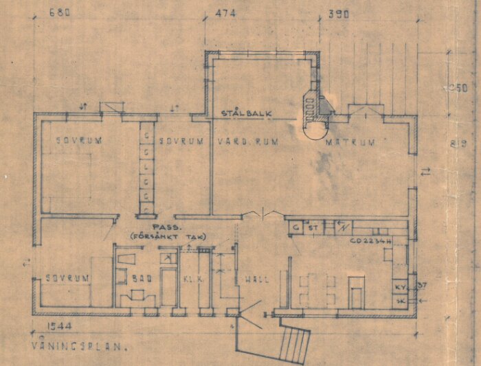Arkitektritning av en våning med märkta rum som sovrum, vardagsrum, matrum, samt måttangivelser. Stålbalk är markerad över vardagsrummet.