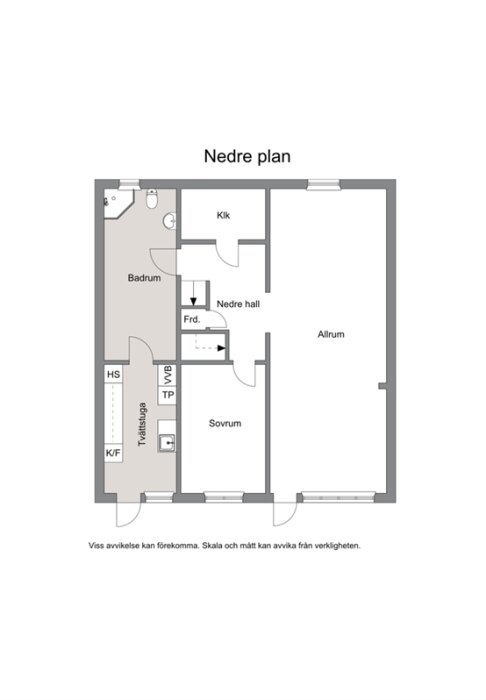 Planritning av nedre plan i ett hus, med badrum, sovrum, allrum, garderob, hall, tvättstuga och kök.