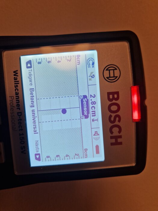 En Bosch väggscanner visar en skärm med mätdata över ett område med platsspecifika markeringar.