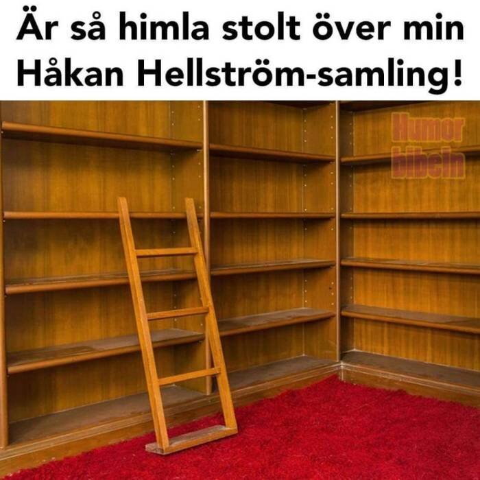 Tomma bokhyllor med en trästege står mot en röd matta. Text ovanför skämtar om att hyllorna är en Håkan Hellström-samling.