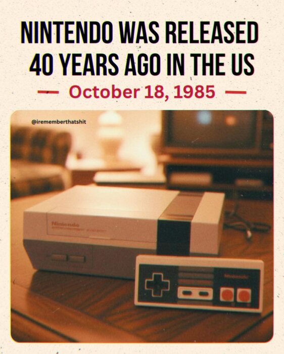 Nintendo Entertainment System med handkontroll på ett bord, text om lansering i USA den 18 oktober 1985.