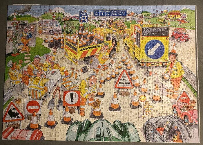 En humoristisk tecknad scen med vägunderhåll, där arbetare placerar ut mängder av trafikkoner. Tydliga skyltar och fordon är överallt kring byggarbetsplatsen.