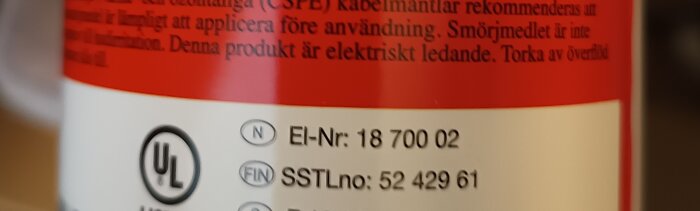 Närbild på etiketten av en produkt med märkning som anger att den är elektriskt ledande och innehåller ett UL-certifikat.