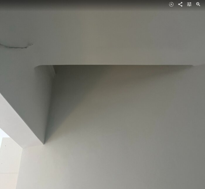 Koditon kattoaukko pienessä hallissa, jota käytetään säilytykseen.