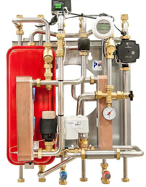 Bild av en fjärrvärmecentral med plattvärmeväxlare och rörsystem för villa, optimerad för låg returtemperatur.