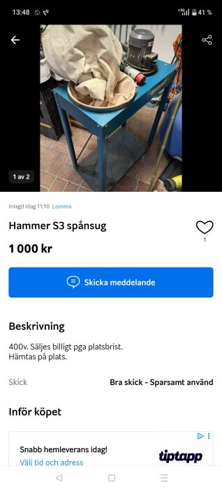 En Hammer S3 spånsug stående på ett blått bord, med en motor och tygpåse ovanpå, fotograferad på ett stengolv.
