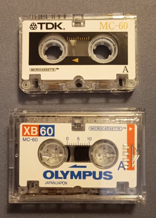 Två microkassetter, en TDK MC-60 och en Olympus XB 60, används i gamla diktafoner och telefonsvarare.