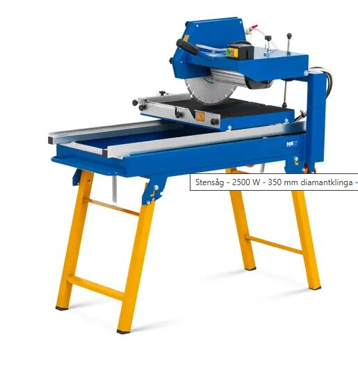 Stensåg med 2500 W motor och 350 mm diamantskiva stående på gula ben, används för precisionsarbete i byggprojekt.