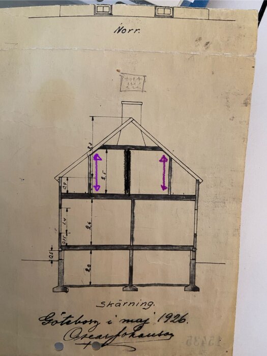 Skiss av en villa i 1,5 plan med markerade potentiella bärande väggar, Göteborg maj 1926.