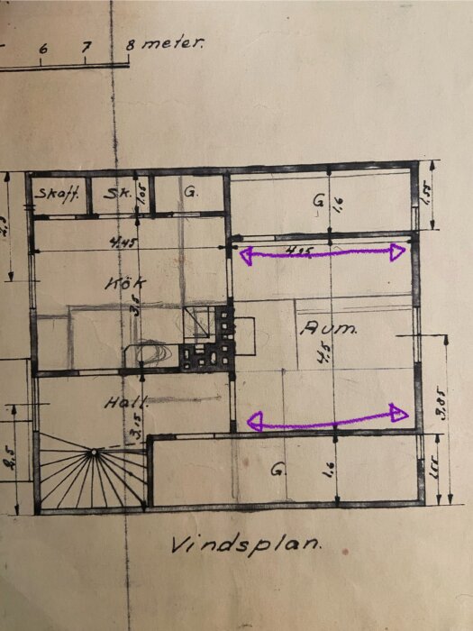Ritning av vindsvåning i en 1,5-plans villa med markerade väggar, eventuellt bärande, med lila pilar.