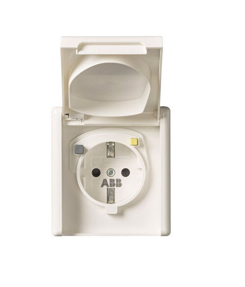 Vägguttag med inbyggd jordfelsbrytare från ABB med vidarematning, lämplig för badrumsinstallationer.