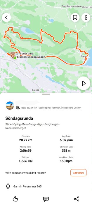Karta över en löprunda i Söderköping. Rutten är markerad i rött med detaljer om distans, tid, kaloriförbrukning och pulsdata från en Garmin-klocka.