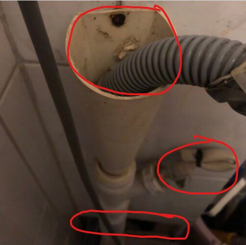 Vattenrör med flera anslutningar, markerade områden misstänkta för läckage eller lukt.