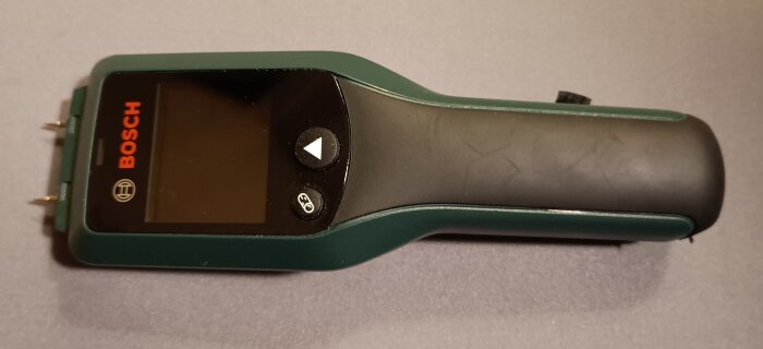 Fuktmätare med två stift för att mäta fukthalt i trä.