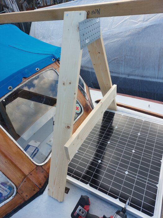 Byggkonstruktion på båt med träram och solpanel.