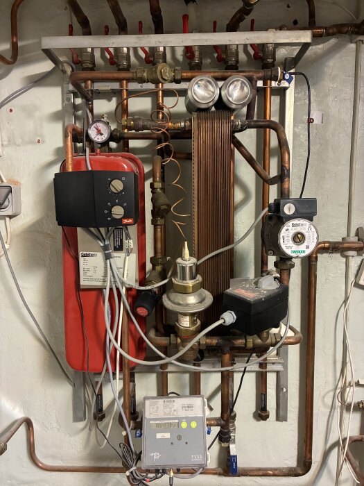 Värmepumpssystem med rörledning, mätare och reglerutrustning.