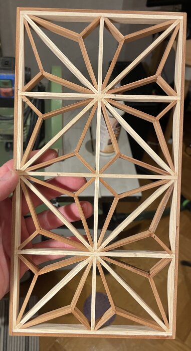 Kumiko-panel i ask och redwood med geometriskt mönster, del av ett projekt för att skapa julfärgade lyktor.