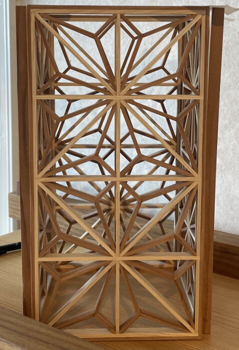 Kumiko-lykta av ask och redwood med geometriskt mönster, skapad som del av ett hantverksprojekt inför jul.