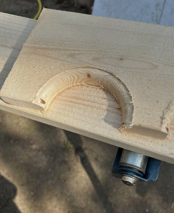 Panelvirke med grovhuggen halvcirkelform, resultatet av hålsåg och slipning.