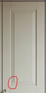 Kökslucka med spegelfyllning, liknande Marbodal Lindö men utan fasad kant i hörnet, sett framifrån med röd markering i hörn.