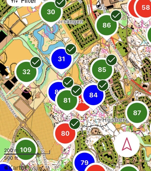 Karta med färgkodade markeringar och kontroller över ett område med vägnät, byggnader och vatten. Vissa markeringar har gröna checkar.