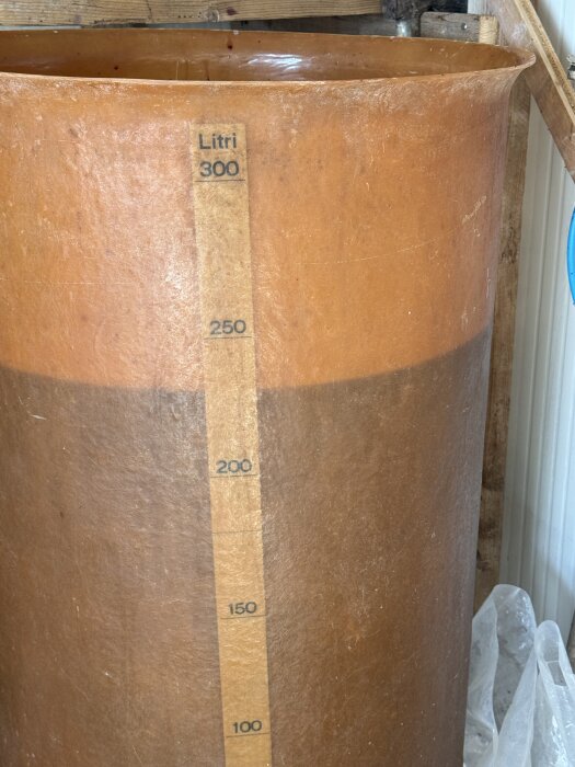 Brun behållare med måttskala upp till 300 liter, används för lagring av 225 liter rött vin.