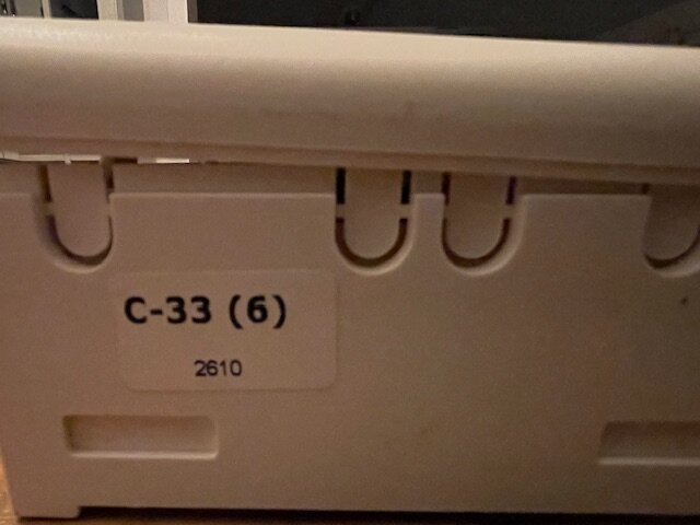 Oanvänd vit plastlåda med etikett "C-33 (6) 2610", säljes för 500 kr.