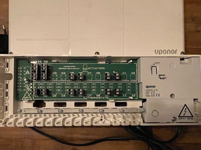 Oanvänd Uponor termostatstyrning, modell S-33, med aktuatorkort synligt. Perfekt skick, till salu för 500 kr plus eventuell frakt.