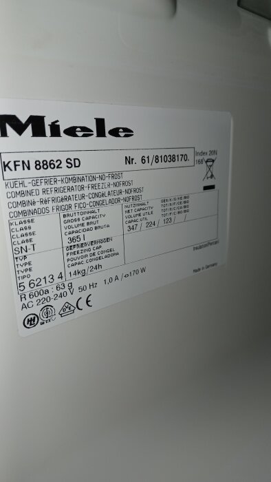 Etikett på en Miele-apparat med modellnummer KFN 8862 SD, kombinerad kyl-frys, no-frost funktion, energidata och kapacitet.