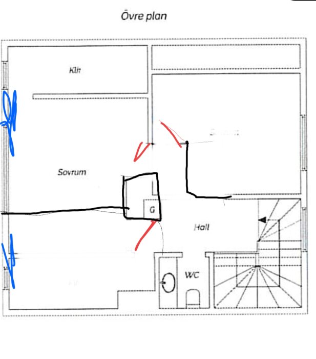 Planskiss över övervåning med markerade nya väggar och fönsterlösningar. Blå markeringar visar nya fönster, röda pilar och linjer visar förändringar.