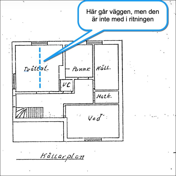 Ritning över källarplan i ett hus från 1935 med en blå markerad linje som visar en oplanerad vägg och en pratbubbla som noterar avvikelsen.