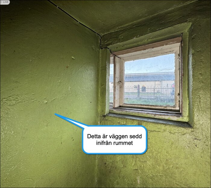 Grönmålad källarvägg med fönster; diskussion om bärande väggar och säkerhet vid renovering.