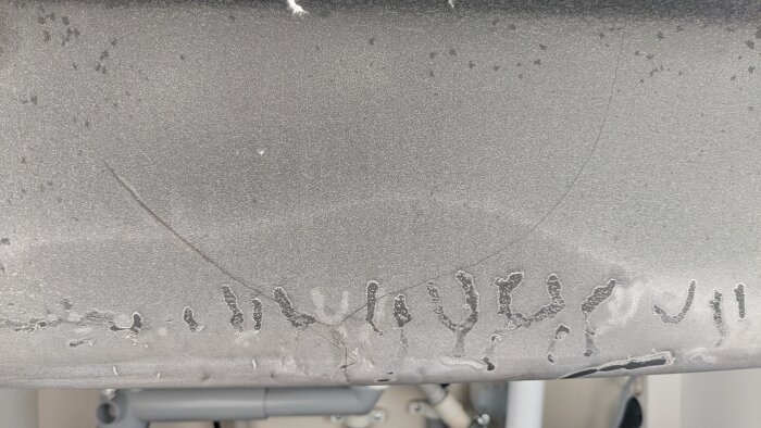 Spricka i diskbänkens undersida, visar tydligt hur materialet delat sig i två riktningar och det är lätt att se från utsidan.