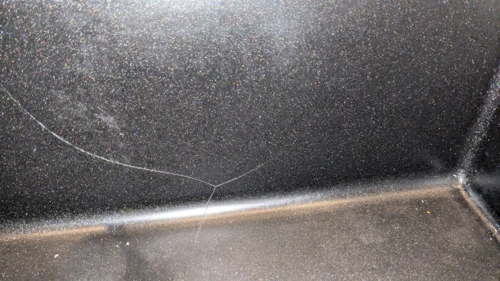 Spricka i diskbänkens yta där delarna inte längre sitter ihop, synlig i mörkt metallmaterial.