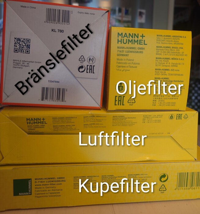Förpackningar för bränslefilter från Mahle och oljefilter, luftfilter och kupefilter från Mann-Hummel.