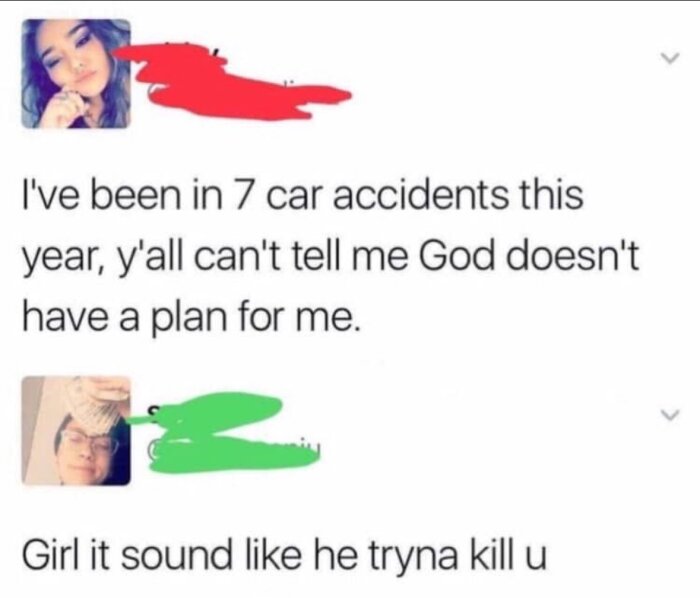 Två inlägg på sociala medier; en person nämner sju bilolyckor och en annan kommenterar att det låter som en farlig situation.